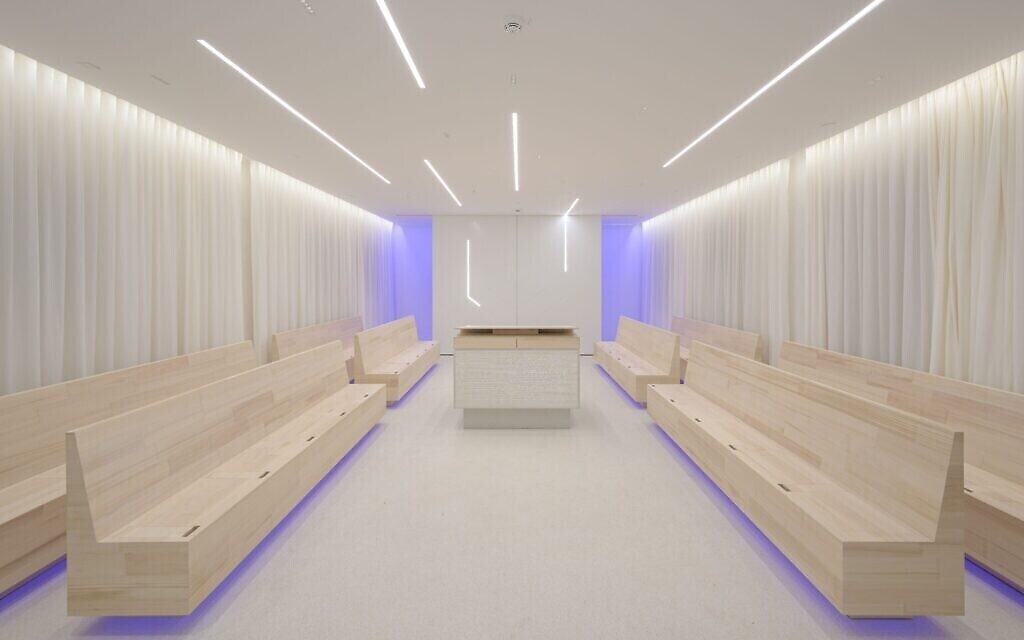 Une vue de l'intérieur de la synagogue de l'Université de Potsdam. (Crédit : Maro Niemann/ via JTA)