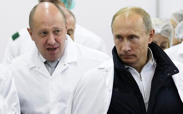 L'homme d'affaires Yevgeny Prigozhin, à gauche, et le président russe Vladimir Putin, à droite, visitent une usine de Prighozin aux abords de Saint Peterbourg, en Russie, le 20 septembre 2010. (Crédit : Alexei Druzhinin/Pool Photo via AP, File) L'homme d'affaires Yevgeny Prigozhin, à gauche, et le président russe Vladimir Putin, à droite, visitent une usine de Prighozin aux abords de Saint Peterbourg, en Russie, le 20 septembre 2010. (Crédit : Alexei Druzhinin/Pool Photo via AP, File)
