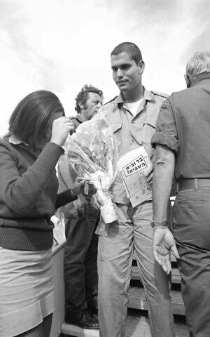 Des prisonniers israéliens atterrissent en Israël après un échange de prisonniers de guerre à la suite de la guerre du Kippour, le 15 novembre 1973. (Crédit : Avi Simchon/Bamahane/Defense Archive)
