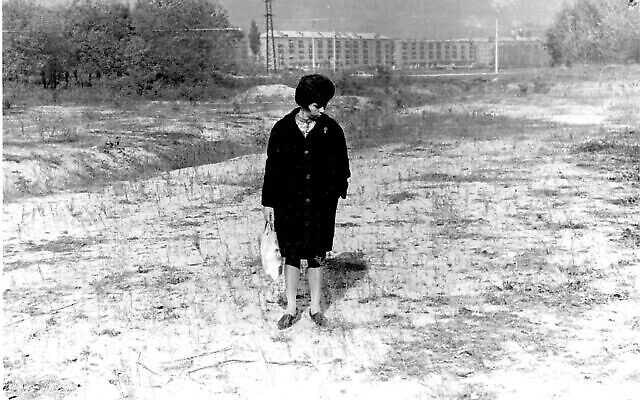 Premiers efforts pour localiser et identifier les restes à Babi Yar en 1966. (Crédit : Joseph Schneider via la Bibliothèque nationale d'Israël) Premiers efforts pour localiser et identifier les restes à Babi Yar en 1966. (Crédit : Joseph Schneider via la Bibliothèque nationale d'Israël)