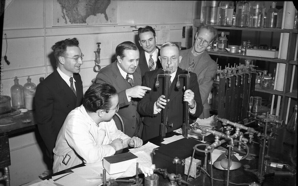 Otto Warburg (deuxième à droite) avec des scientifiques à l'université de l'Illinois, à Urbana. (Crédit : Université de l'Illinois/Archives)