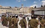 Des soldats israéliens visitent le mur Occidental pendant une visite de Seli'hot à Jérusalem, au mois de septembre 2021. (Crédit : Armée israélienne)