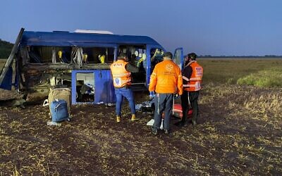 Des urgentistes juifs sur les lieux d'un accident près d’Ouman, en Ukraine, le 9 septembre 2021. (Crédit : United Hatzalah)