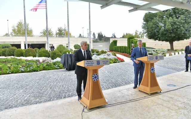 Le ministre des Affaires étrangères Yair Lapid, à gauche, et le chargé d’Affaires de l'ambassade des États-Unis en Israël Michael Ratney lors d'une cérémonie à Jérusalem en commémoration du 20e anniversaire des attentats du 11 septembre, le 12 septembre 2021. (Crédit : Shlomi Amsalem/GPO)