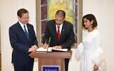 Le tout premier ambassadeur du Bahreïn en Israël Khaled Yousif Al-Jalahma, au centre, avec le président israélien Isaac Herzog, à gauche, après la présentation de ses lettres de créances à la résidence présidentielle, à Jérusalem, le 14 septembre 2021. (Crédit : Amos Ben-Gershom/GPO)