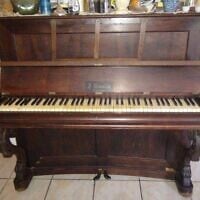 Le piano que Mylène Bernhardt attend de restituer à ses propriétaires. (Crédit : Facebook / Mylène Bernhardt)