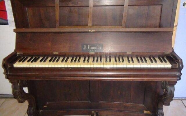 Le piano que Mylène Bernhardt attend de restituer à ses propriétaires. (Crédit : Facebook / Mylène Bernhardt)