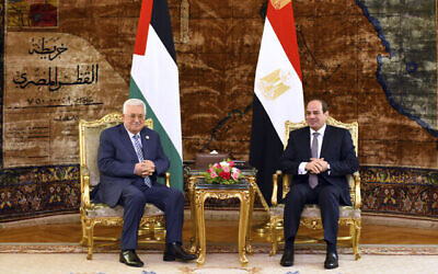 Sur cette photo fournie par le bureau des médias de la présidence égyptienne, le président égyptien Abdel-Fattah el-Sissi, à droite, rencontre le président de l'Autorité palestinienne Mahmoud Abbas, dimanche 21 avril 2019, au Caire, en Égypte. (Bureau des médias de la présidence égyptienne via AP)