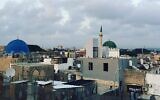 Une vue de la vieille ville d'Acre et de son port depuis le toit de l'hôtel Efendi. (Jessica Steinberg/Times of Israel)