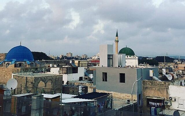 Une vue de la vieille ville d'Acre et de son port depuis le toit de l'hôtel Efendi. (Jessica Steinberg/Times of Israel)