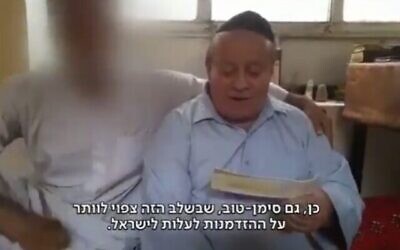 Zebulon Simantov, dernier Juif d'Afghanistan, après sa fuite vers un pays voisin, à côté de l'un de ses sauveteurs, septembre 2021. (Capture d'écran : Kan)