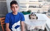 Barak Houry, 12 ans, est assis à côté d'un modèle réduit d'un concept de robot de lutte contre les incendies qu'il a construit lui-même. Barak Houry a été tué alors qu'il faisait du vélo à Yom Kippour le 15 septembre 2021. (Avec l'aimable autorisation de la famille Houry)