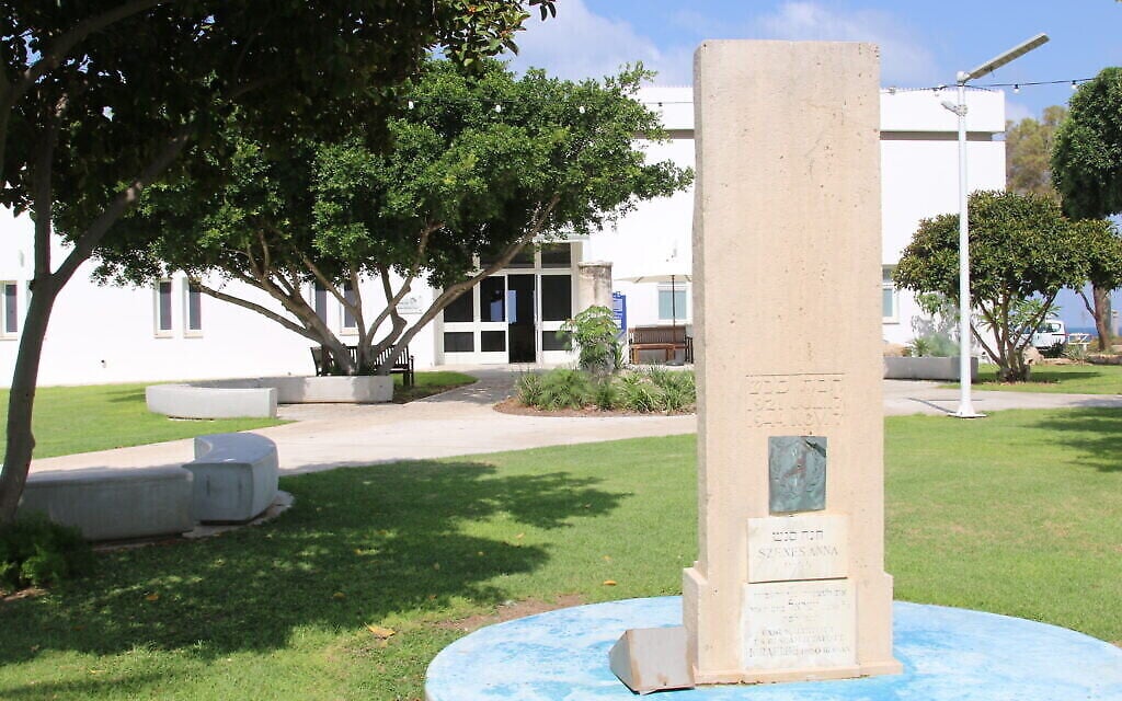 Un mémorial aux abords de la Maison   Anna Szenes au kibboutz Sdot Yam, en août 2021. (Crédit : Shmuel Bar-Am)