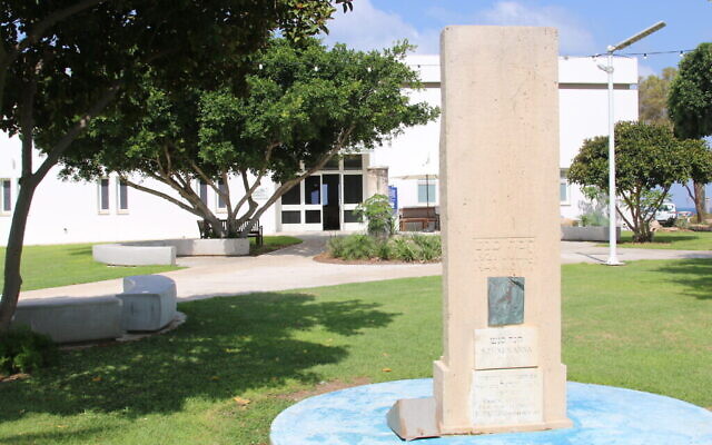 Un mémorial aux abords de la Maison   Anna Szenes au kibboutz Sdot Yam, en août 2021. (Crédit : Shmuel Bar-Am)
