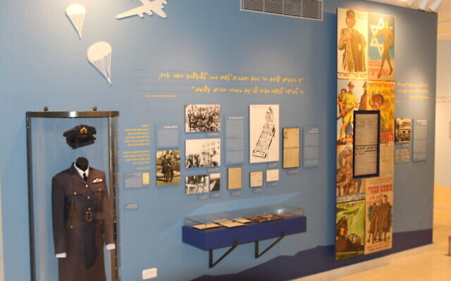 Une exposition à la Maison Anna Szenes au kibboutz Sdot Yam, au mois d'août 2021. (Crédit : Shmuel Bar-Am)