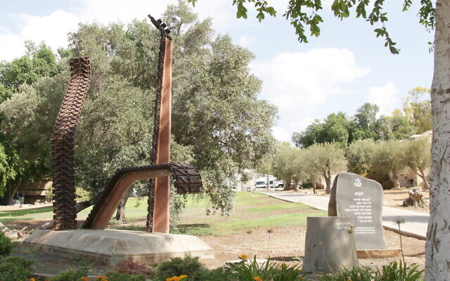 Le mémorial de commémoration des soldats tombés au combat pendant la guerre de Yom Kippour dans le kibboutz  Beit Hashita. (Crédit : Shmuel Bar-Am)