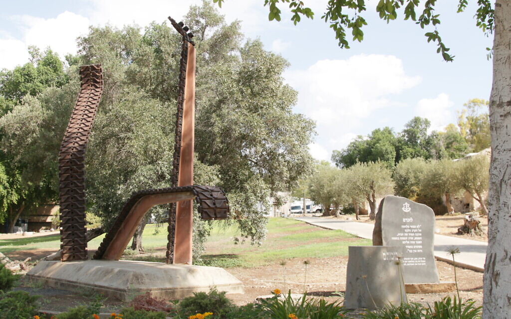 Le mémorial de commémoration des soldats tombés au combat pendant la guerre de Yom Kippour dans le kibboutz Beit Hashita. (Crédit : Shmuel Bar-Am) Le mémorial de commémoration des soldats tombés au combat pendant la guerre de Yom Kippour dans le kibboutz Beit Hashita. (Crédit : Shmuel Bar-Am)