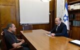 Le Premier ministre Naftali Bennett (à droite) et le chef du Shin Bet Nadav Argaman se rencontrent au bureau du Premier ministre à Jérusalem le 15 juin 2021. (Haim Tzach/GPO)