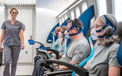 Une chambre hyperbare utilisant le protocole anti-âge de Shai Efrati. (Autorisation : Sagol Center for Hyperbaric Medicine)
