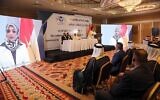 Des Irakiens écoutent Sahr al-Tai lors de la conférence sur la paix et la récupération organisée par le groupe de réflexion américain Center for Peace Communications à Erbil, la capitale de la région autonome du Kurdistan, au nord de l'Irak, le 24 septembre 2021. (Safin Hamed/AFP)