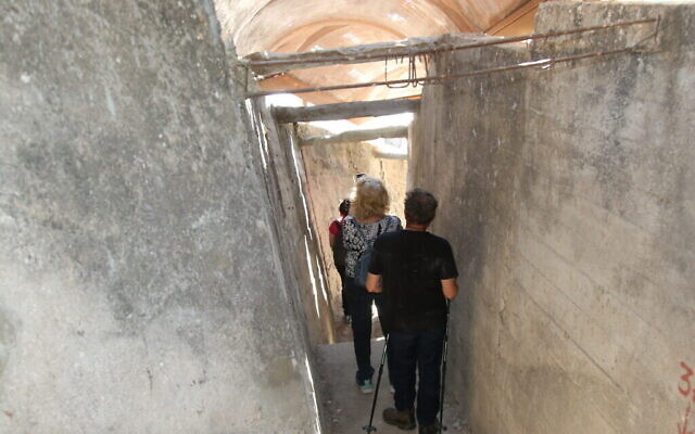 La descente des marches vers le tunnel du mont Sion. (Crédit : Shmuel Bar-Am)
