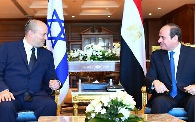 Le Premier ministre Naftali Bennett, à gauche, et le président égyptien Abdel-Fattah el-Sissi se rencontrent à Sharm el-Sheikh, le 13 septembre 2021. (Crédit : Présidence égyptienne) Le Premier ministre Naftali Bennett, à gauche, et le président égyptien Abdel-Fattah el-Sissi se rencontrent à Sharm el-Sheikh, le 13 septembre 2021. (Crédit : Présidence égyptienne)