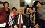 Le rabbin Ephraim Einhorn avec des membres du groupe de la communauté juive de Taïwan lors de son 99e anniversaire en 2017. (Avec l'aimable autorisation de Zoy Chang)