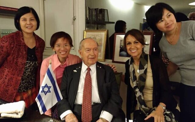 Le rabbin Ephraim Einhorn avec des membres du groupe de la communauté juive de Taïwan lors de son 99e anniversaire en 2017. (Avec l'aimable autorisation de Zoy Chang)