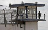 Un officier de police montant la garde depuis un mirador dans la prison de Gilboa, dans le nord d'Israël, le 6 septembre 2021. (Crédit : Jalaa Marey / AFP)
