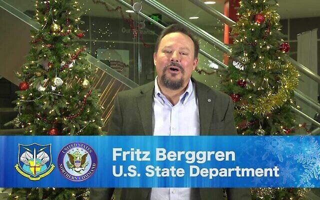 Fritz Berggren apparaît dans une vidéo de vacances partagée par le ministère américain de la Défense en 2018. (Ministère de la Défense via JTA)