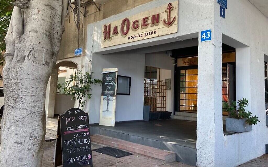 Le café HaOgen, dans le centre-ville de Tel Aviv, est un avant-poste d'une organisation juive messianique. (Crédit : Abby Seitz/JTA) Le café HaOgen, dans le centre-ville de Tel Aviv, est un avant-poste d'une organisation juive messianique. (Crédit : Abby Seitz/JTA)