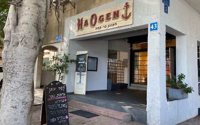 Le café HaOgen, dans le centre-ville de Tel Aviv, est un avant-poste d'une organisation juive messianique. (Crédit : Abby Seitz/JTA)