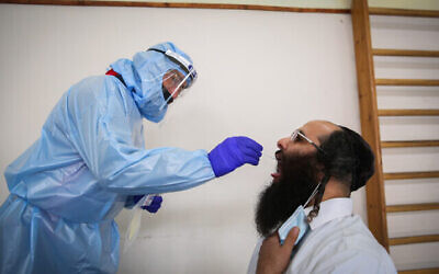 Image d'illustration : Un homme haredi subit un test COVID-19 (David Cohen/Flash90)