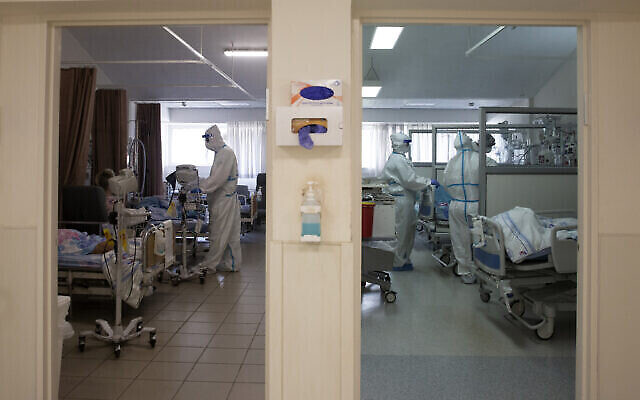 Sur cette photo d'archive du 26 août 2021, des professionnels de la santé traitent des patients dans le service de coronavirus du centre médical Barzilai d'Ashkelon, en Israël. (AP Photo/Maya Alleruzzo, Dossier) Sur cette photo d'archive du 26 août 2021, des professionnels de la santé traitent des patients dans le service de coronavirus du centre médical Barzilai d'Ashkelon, en Israël. (AP Photo/Maya Alleruzzo, Dossier)