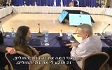 Le ministre de la Santé Nitzan Horowitz, à droite, échange avec la ministre de l'Intérieur Ayelet Shaked avant une réunion du cabinet, le 12 septembre 2021. (Capture d'écran)