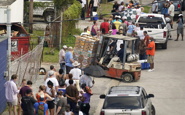 Après le passage de l'ouragan Ida, des personnes font la queue pour obtenir de la nourriture et de la glace dans un centre de distribution, le 1er septembre 2021, à La Nouvelle-Orléans, en Louisiane. (AP Photo/Eric Gay) Après le passage de l'ouragan Ida, des personnes font la queue pour obtenir de la nourriture et de la glace dans un centre de distribution, le 1er septembre 2021, à La Nouvelle-Orléans, en Louisiane. (AP Photo/Eric Gay)