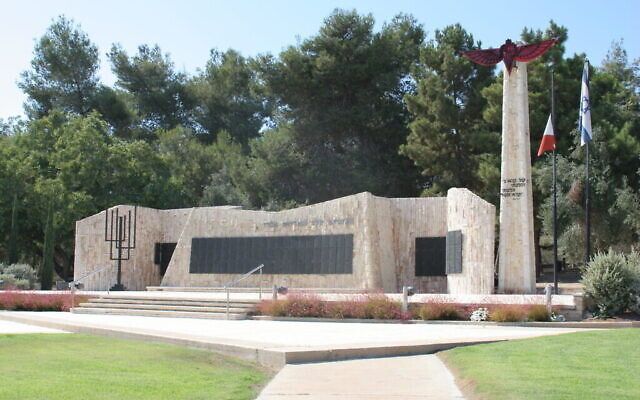 Le mémorial aux parachutistes de l'armée israélienne près de Galdera, dans le centre du pays. (Crédit :  Shmuel Bar-Am)