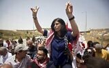 La législatrice palestinienne Khalida Jarrar est accueillie par des partisans près de la ville de Tulkarem, en Cisjordanie, le 3 juin 2016. (Majdi Mohammed/AP)
