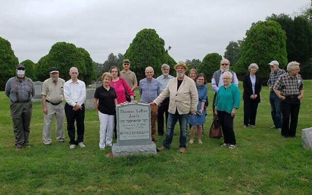 Lors de l'inauguration de la pierre tombale de Thomas LaRue Jones alias "The Black Cantor" au cimetière Rosehill à Linden, New Jersey, le 29 août 2021. Henry Sapoznik (en chapeau) est au centre, la main sur le monument. (Avec l'aimable autorisation de Sapoznik) Lors de l'inauguration de la pierre tombale de Thomas LaRue Jones alias "The Black Cantor" au cimetière Rosehill à Linden, New Jersey, le 29 août 2021. Henry Sapoznik (en chapeau) est au centre, la main sur le monument. (Avec l'aimable autorisation de Sapoznik)