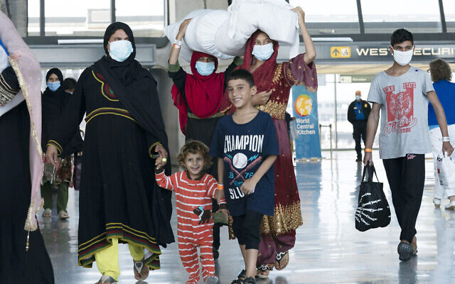 Illustration : Des familles évacuées de Kaboul, en Afghanistan, traversent le terminal avant de monter dans un bus après leur arrivée à l'aéroport international de Washington Dulles, à Chantilly, en Virginie, le 30 août 2021. (AP Photo/Jose Luis Magana)