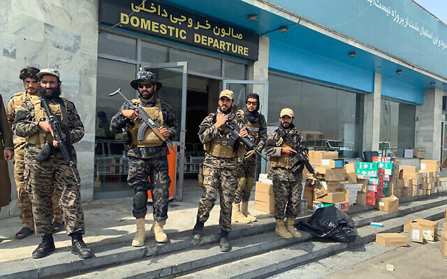 Des combattants talibans montent la garde devant l'aéroport international Hamid Karzai après le retrait des États-Unis à Kaboul, en Afghanistan, le 31 août 2021. (AP Photo/Khwaja Tawfiq Sediqi)