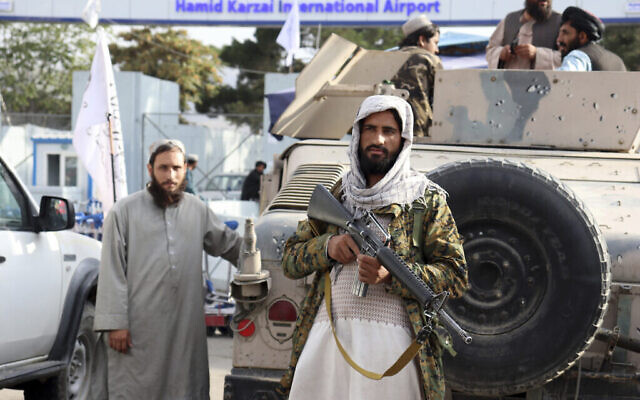 Des combattants talibans montent la garde devant l'aéroport international Hamid Karzai après le retrait des États-Unis à Kaboul, en Afghanistan, le 31 août 2021. (AP Photo/Khwaja Tawfiq Sediqi)