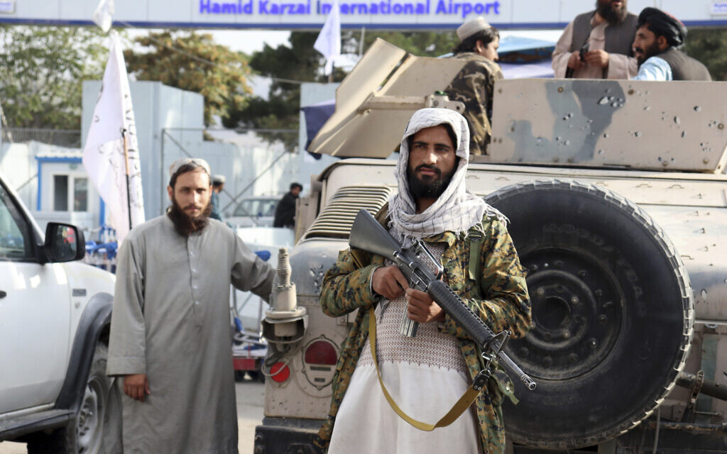 Des combattants talibans montent la garde devant l'aéroport international Hamid Karzai après le retrait des États-Unis à Kaboul, en Afghanistan, le 31 août 2021. (AP Photo/Khwaja Tawfiq Sediqi)