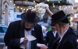 Des juifs ultra-orthodoxes accomplissent la cérémonie de Kapparot, le 13 septembre 2021, dans le quartier de Mea Shearim à Jérusalem. (Olivier Fitoussi/Flash90)