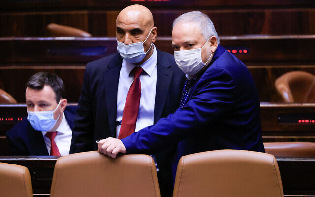 Le ministre des Finances Avigdor Liberman, à droite, lors d'un vote sur le budget de l'État dans la salle de réunion de la Knesset, le 2 septembre 2021. (Olivier Fitoussi/Flash90)