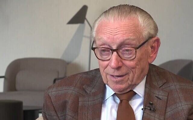 L'homme d'affaires américain Larry Silverstein donne une interview à la télévision israélienne depuis son bureau de Lower Manhattan, août 2021. (Capture d'écran : Channel 13)