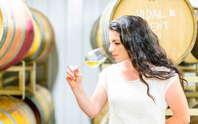 Rachel Lipman, à 28 ans, peut-être la plus jeune vigneronne du Maryland, repousse les limites d'un secteur traditionnellement dominé par les hommes. (Jonna Michelle Photography/ via JTA)