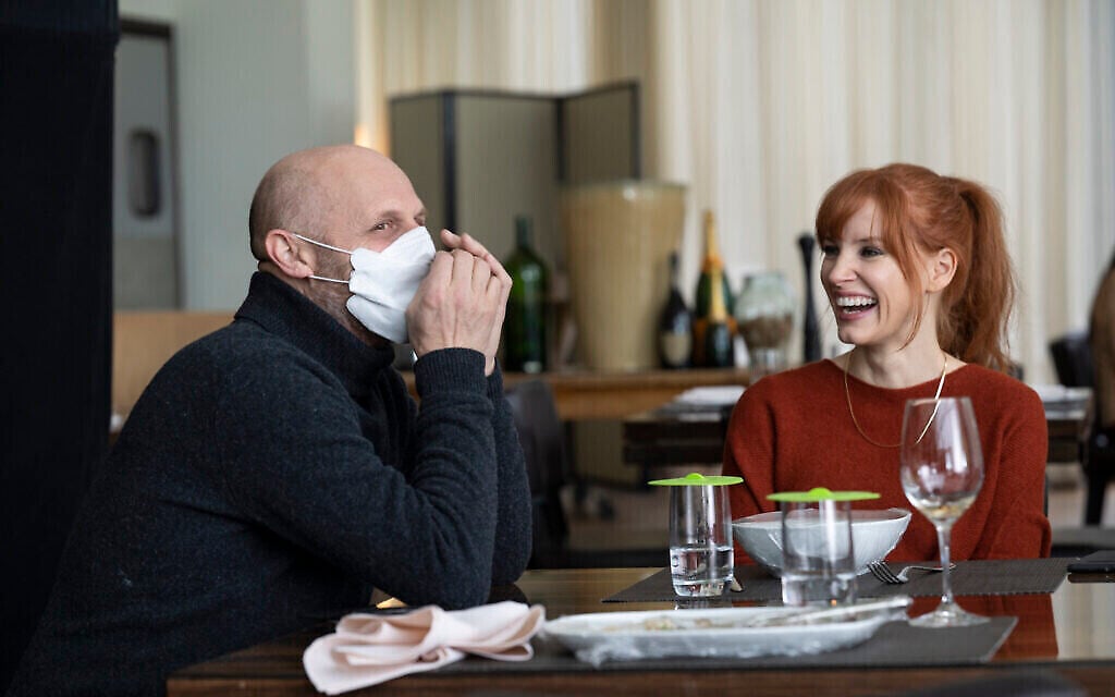 Hagai Levi et Jessica Chastain sur le plateau de 'Scènes de mariage'. (Jojo Whilden/HBO/ via JTA)