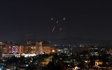 Dossier : Les défenses aériennes syriennes répondent à des missiles israéliens présumés visant le sud de la capitale Damas, le 20 juillet 2020. (AFP)