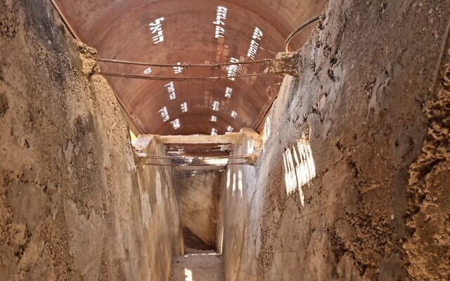 Des termes bibliques relatifs à la ville du Jérusalem gravés dans le nouveau toit du tunnel du mont Sion, un toit qui permet au soleil d'entrer, illuminant ces termes d'une lumière dorée. (Crédit : Shmuel Bar-Am)